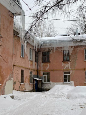 На Сортировке крыши домов представляют опасность для прохожих
